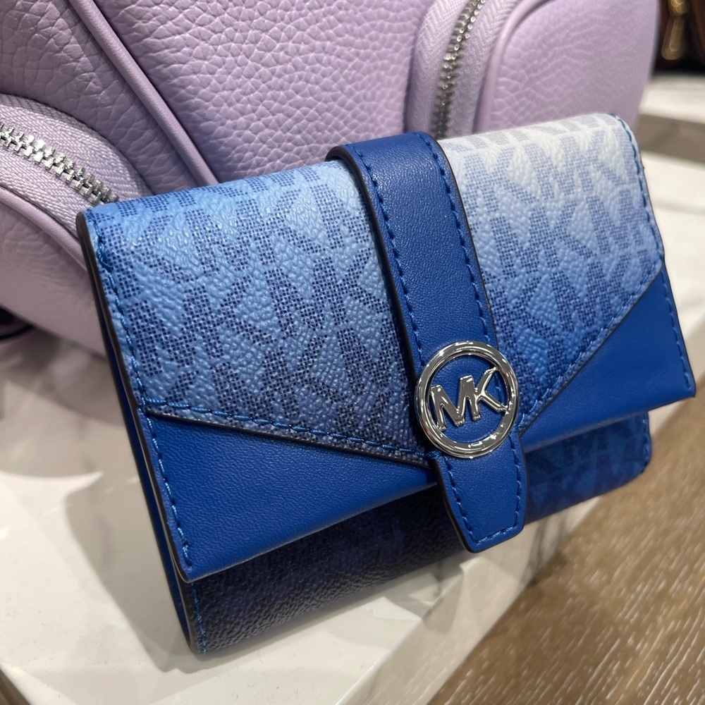 MICHAEL KORS Greenwich Med Ombré Signature Logo Tri-Fold Wallet
Galaxy Blue
NWT - Picture 5 of 16